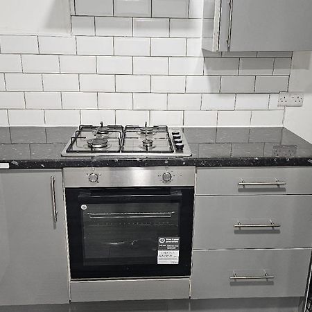 Spacious Double Bedroom With Private Toilet And Shared Kitchen With On Premesis Parking Oldbury  Εξωτερικό φωτογραφία
