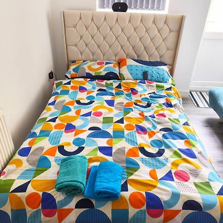Spacious Double Bedroom With Private Toilet And Shared Kitchen With On Premesis Parking Oldbury  Εξωτερικό φωτογραφία