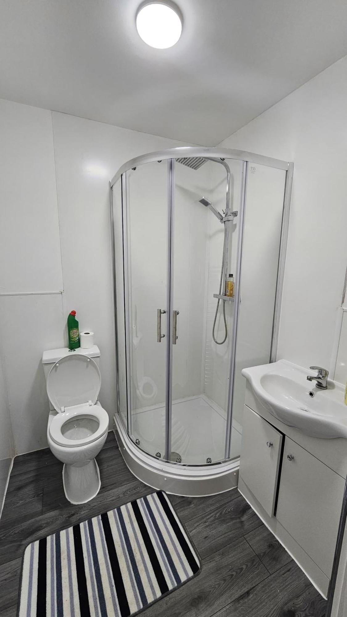 Spacious Double Bedroom With Private Toilet And Shared Kitchen With On Premesis Parking Oldbury  Εξωτερικό φωτογραφία