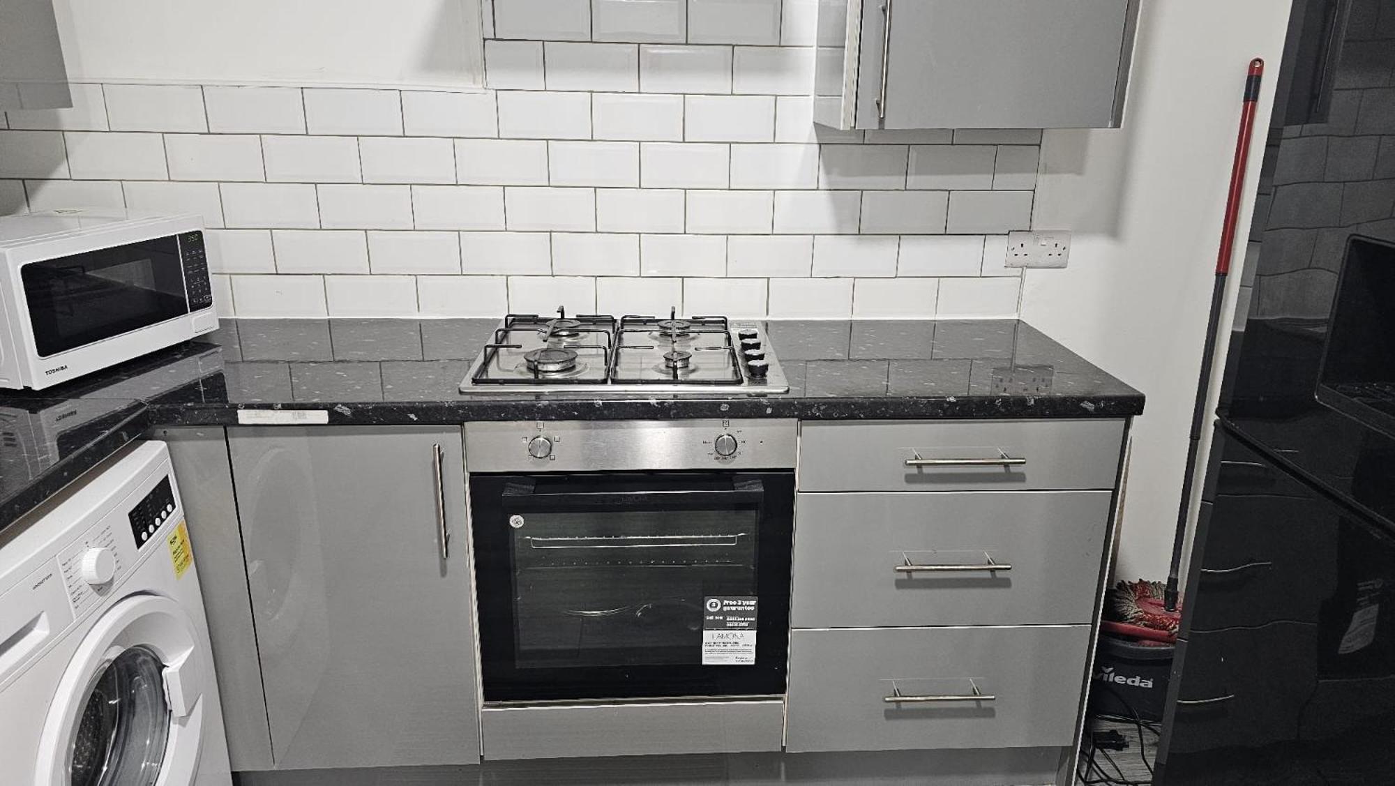 Spacious Double Bedroom With Private Toilet And Shared Kitchen With On Premesis Parking Oldbury  Εξωτερικό φωτογραφία